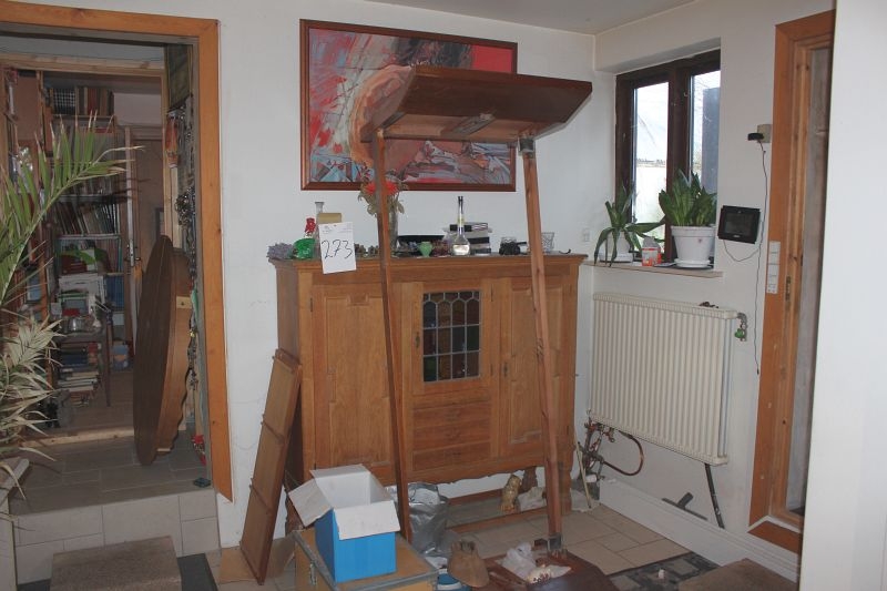 Stue højre side. reol med indhold ,sofaer, tv, mini anlæg m/m kj ... Stue til højre