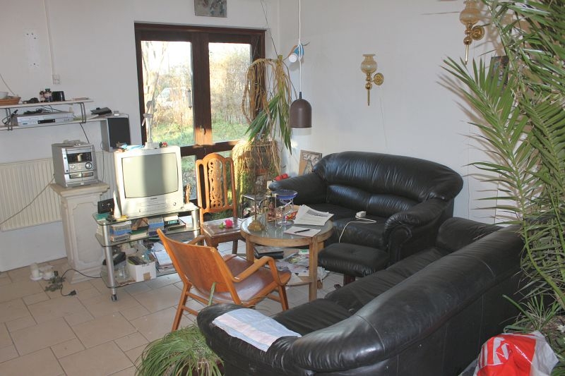 Stue højre side. reol med indhold ,sofaer, tv, mini anlæg m/m kj ... Stue til højre