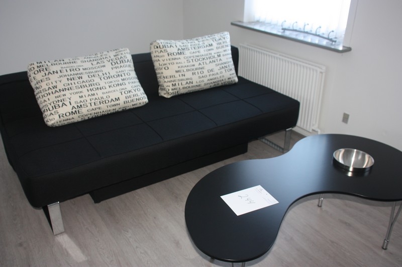 2 x sovesofa, sort bolster, chromstel, sengetøjsmagasin under sofa ... Sofabord 80 cm