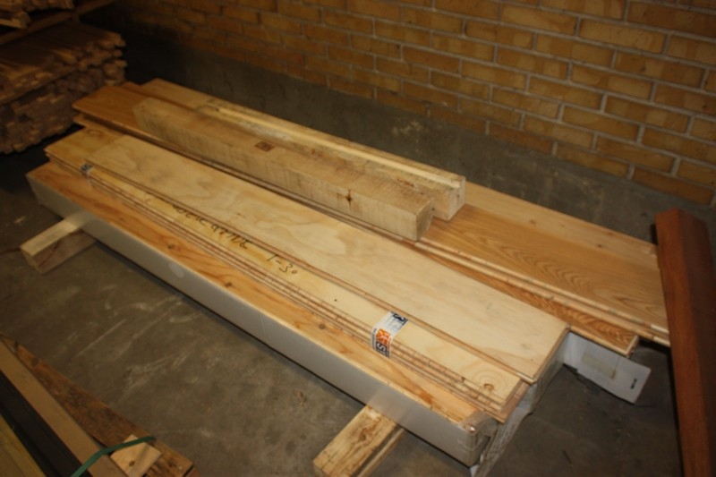 2 pakker trægulv, planker, ca. 18 x 160 cm ask, 1 stav lamelparket ... Ask planker