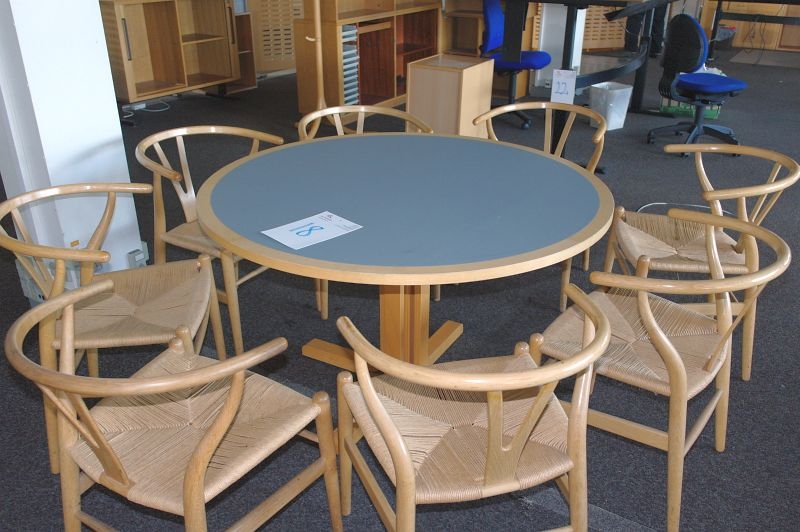 8 x wishbone chair by hans j wegner round table kj auktion ... Spisestue y stol