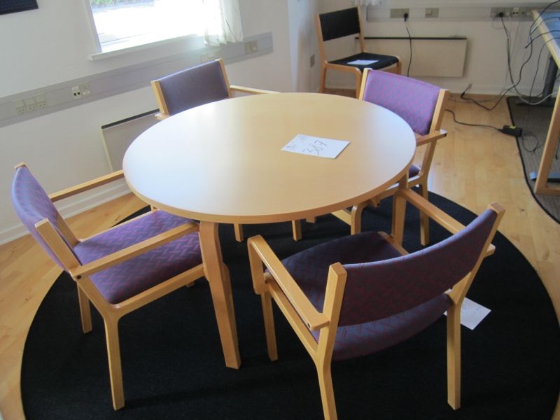Rundt bord i bøg, 4 stole i lamineret bøg og med lilla mønstret stof ... Rundt bord med 4 stole