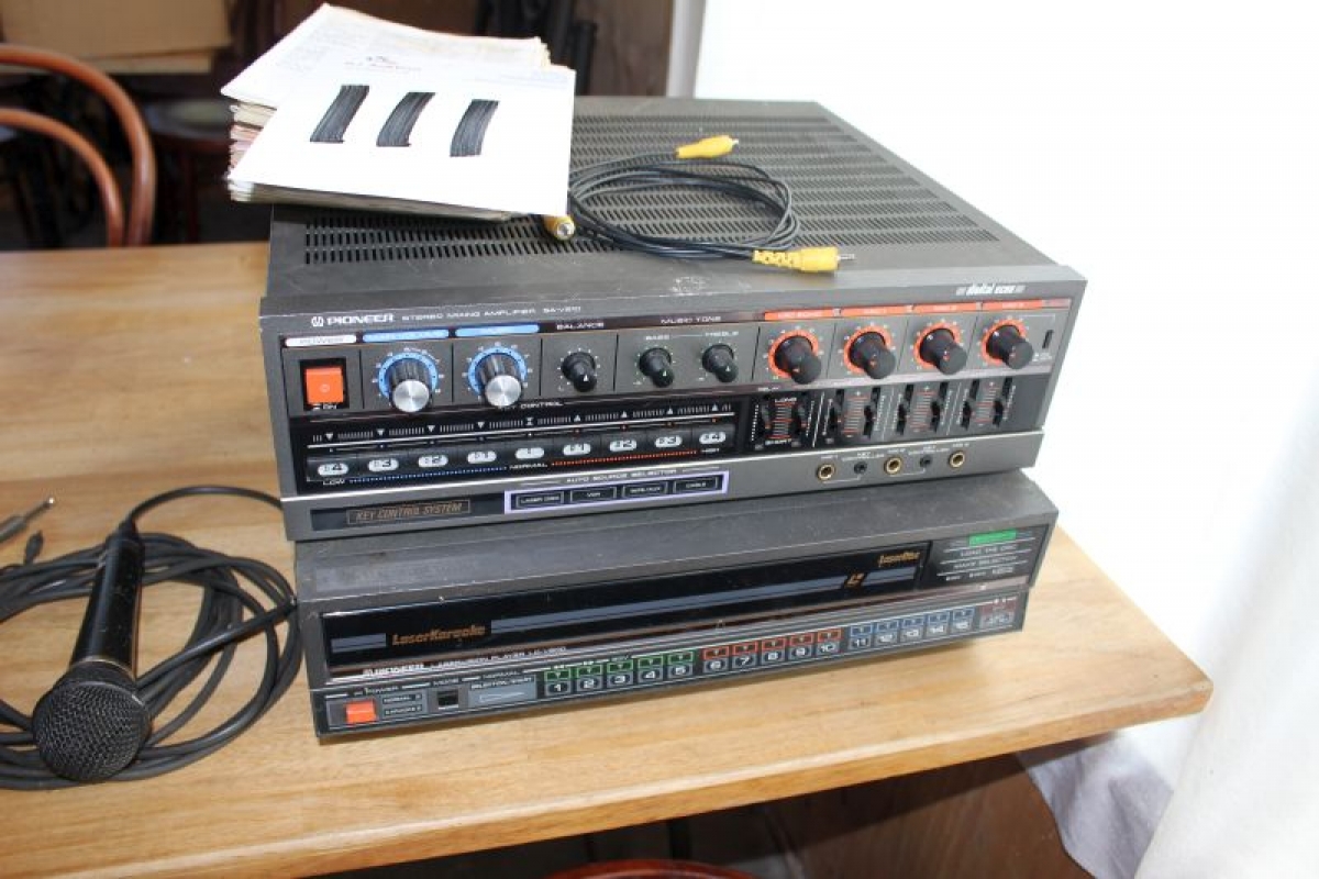 Karaoke system with laser disc, Pioneer + amplifier, Pioneer SAV210