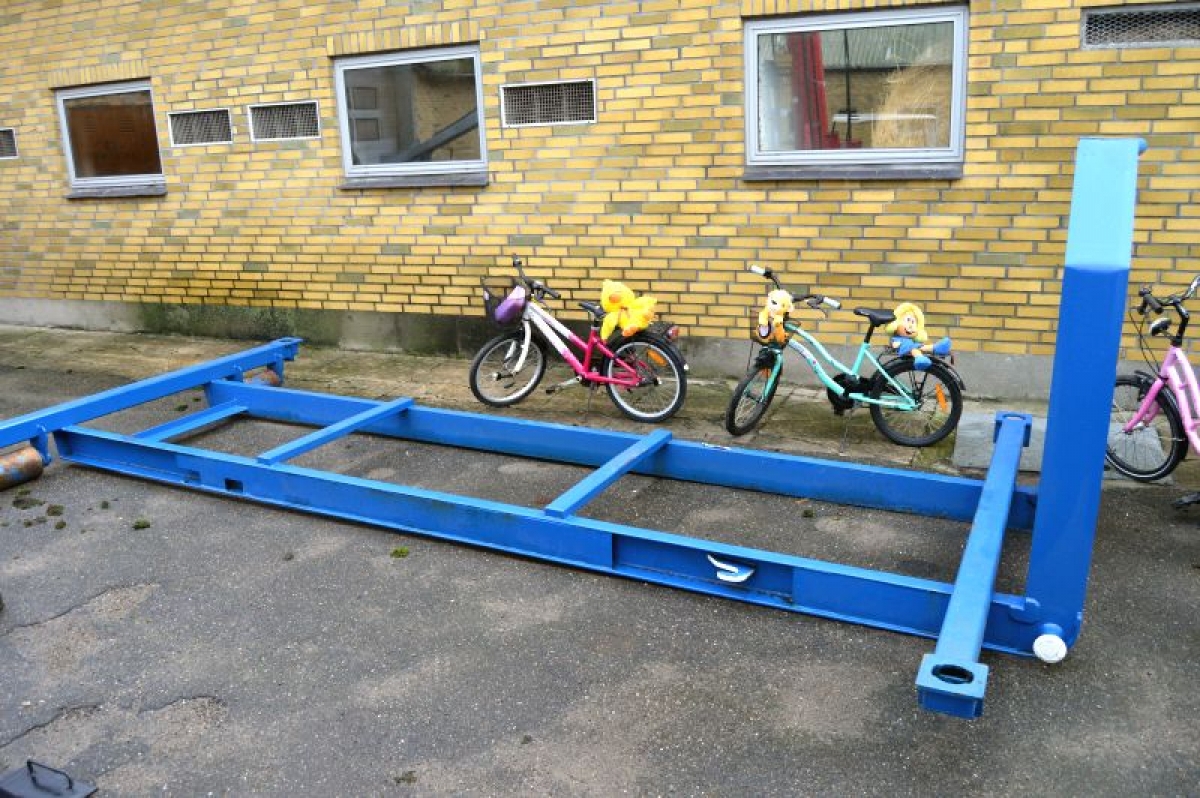 Container frame for container, with tipper + hook lift. Total length of