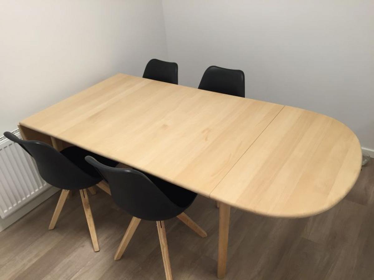 Wegner spisebord i massiv bøg l: 137 cm. b: 90 cm. 2 x tillægsplader ... Wegner spisebord