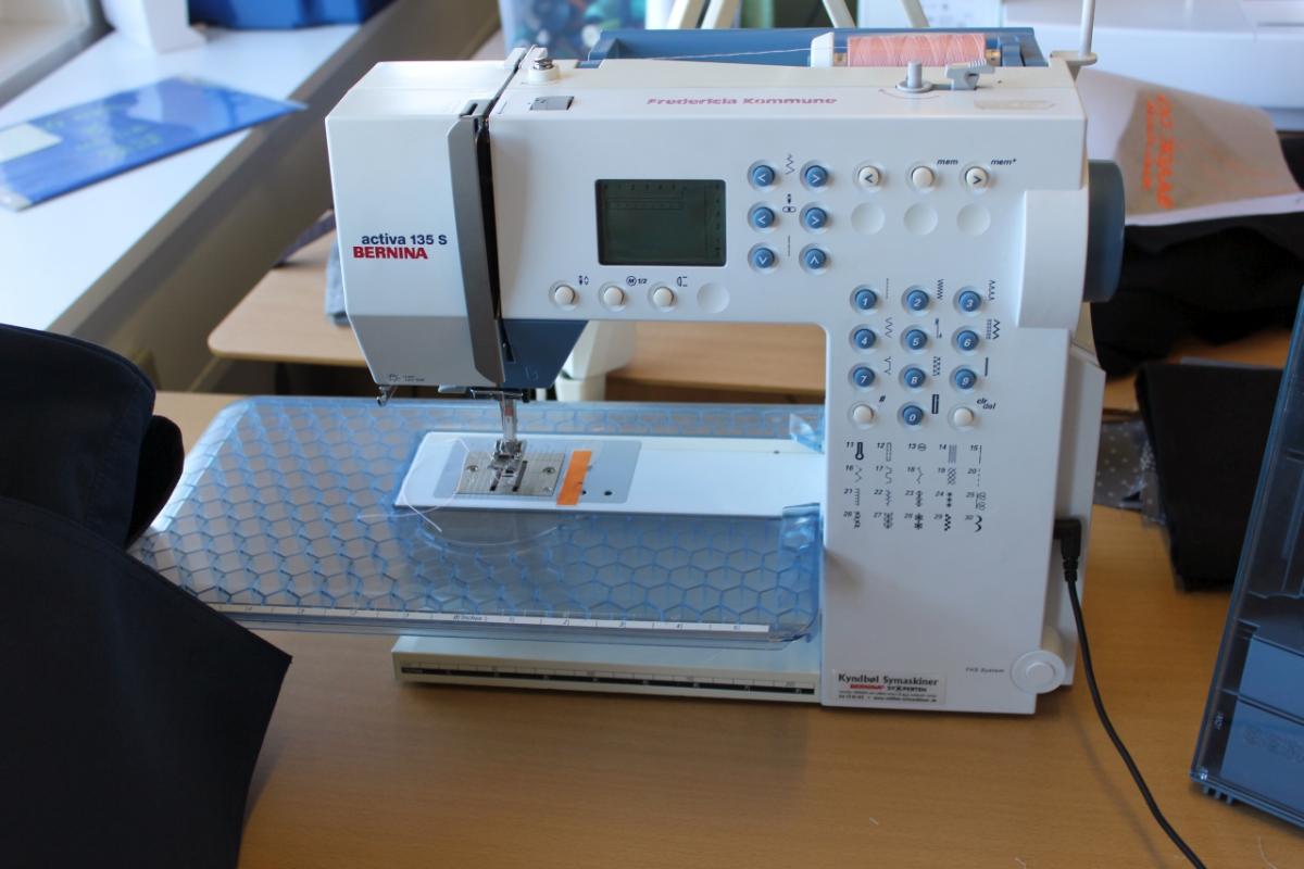 Sewing Machine Bernina Activa 135 + box with accessories KJ Auktion