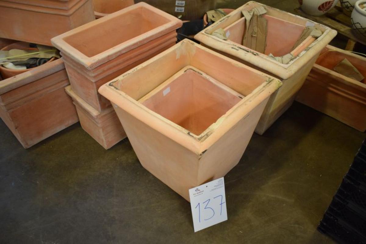 Diverse terracotta havekrukker, ca. 19 stk., kunstigt træ og bur med ... Havekrukke træ