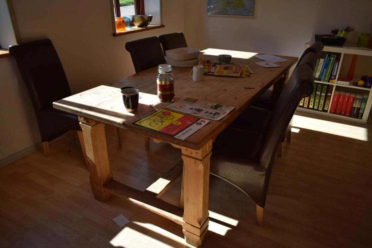 Spisebord, 2m langt, 95cm bredt. med 6 stole kj auktion ... Tips til terrasse