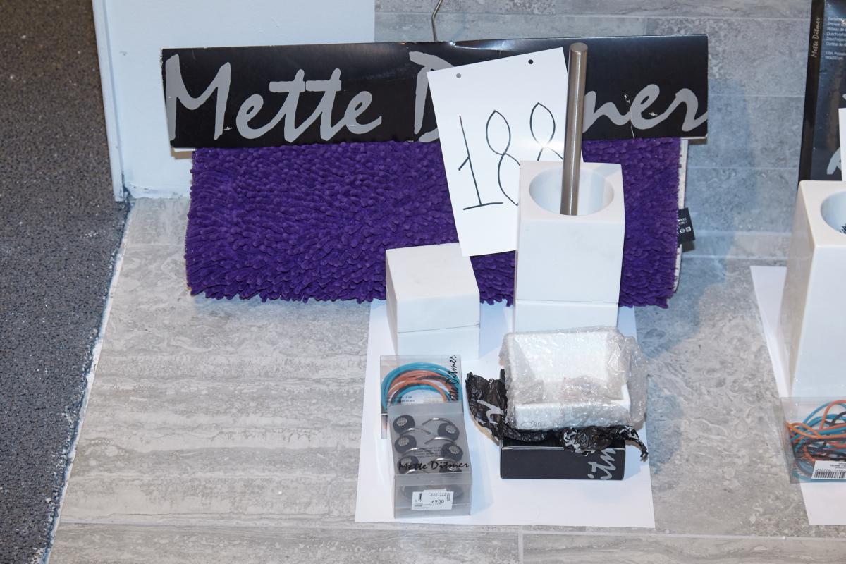 Mette ditmer, badeværelsesartikler. 1 stk. gulvmÃ¥tte, 1 stk ... Badeværelsesartikler