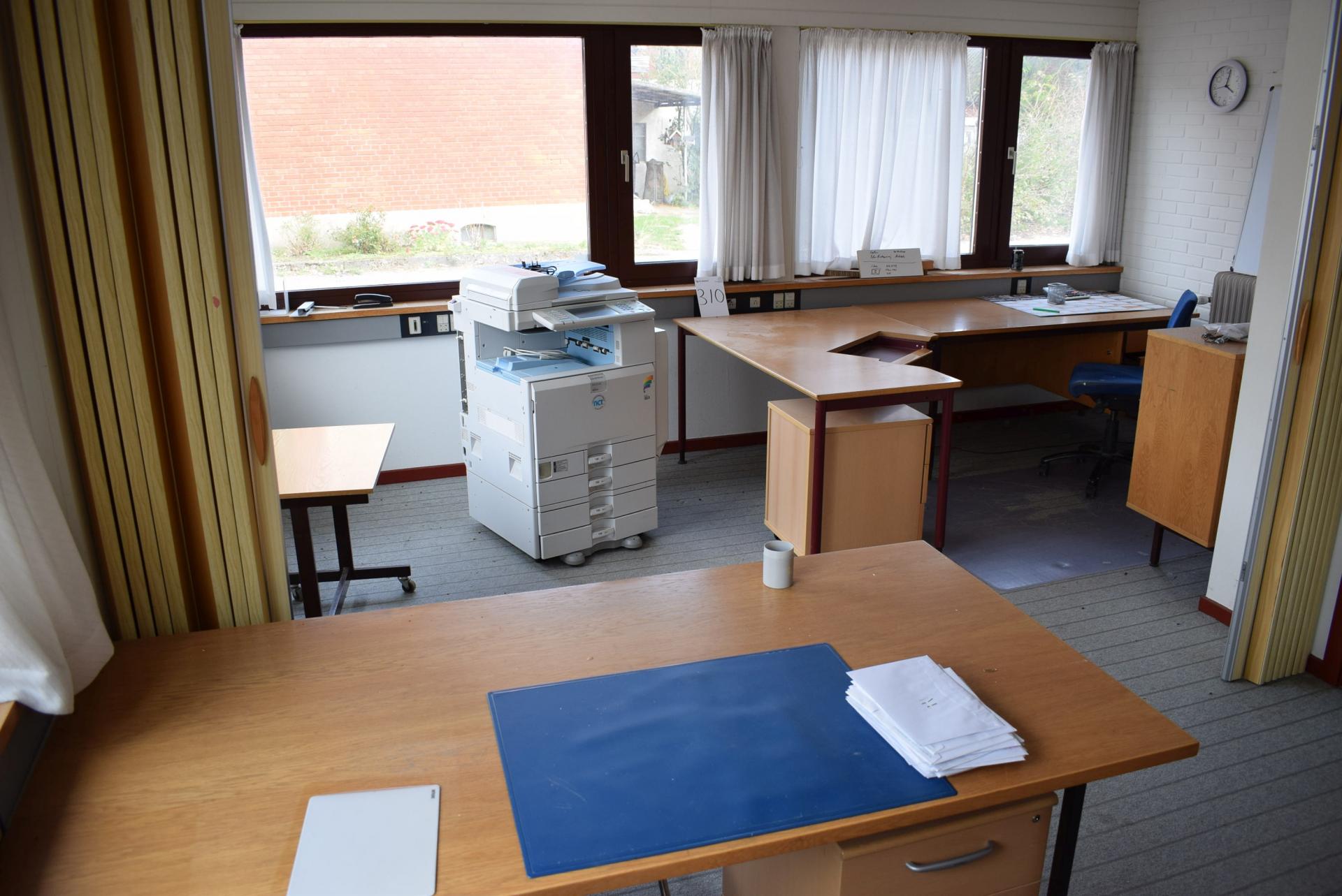 Alt i kontor, skrivebord, reoler, stol printer m.m. minus indhold i ... Reol med skrivebord