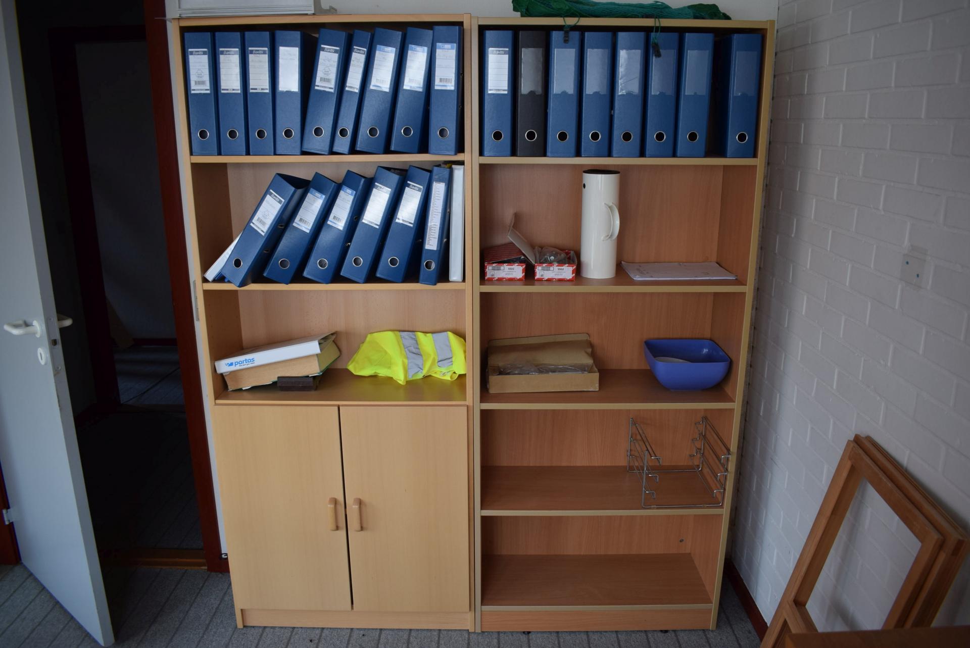 Alt i kontor, skrivebord, reoler, stol printer m.m. minus indhold i ... Reol med skrivebord