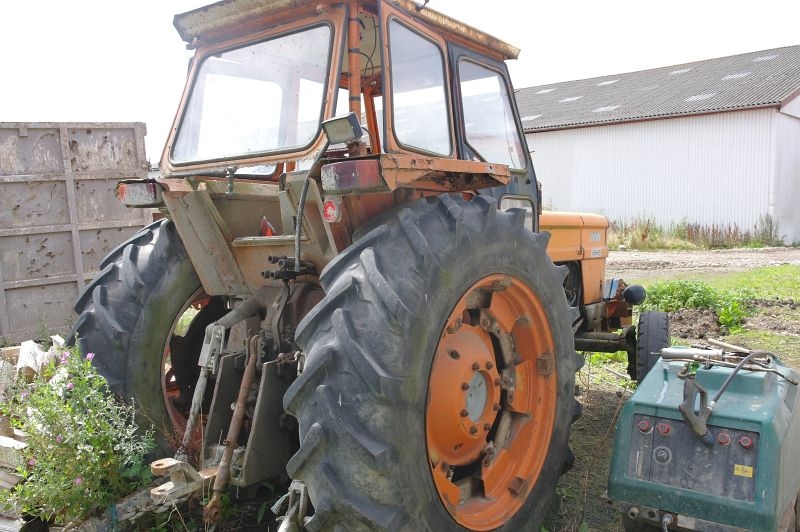 Fiat 1000 tractor with front weights, hours: 9479. Starts and runs well